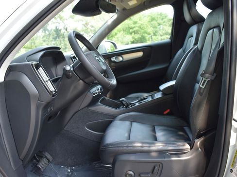 Used 2022 Volvo XC40 T5 Momentum w/ Premium Package image 34