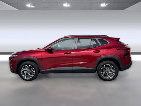 Used 2025 Chevrolet Trax LT w/ LT Convenience Package FWD image 2