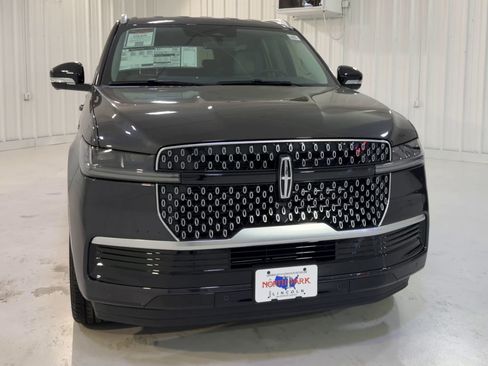New 2026 Lincoln Navigator L Premier AWD/4WD image 4
