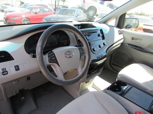 Used 2012 Toyota Sienna LE FWD image 9