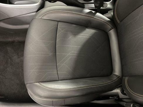 Used 2022 Chevrolet Trax LT w/ LT Convenience Package image 22