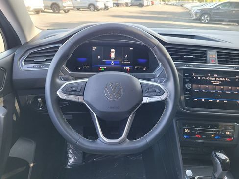 Used 2023 Volkswagen Tiguan SE FWD image 17