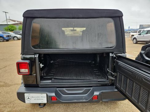 Used 2018 Jeep Wrangler Unlimited Sahara AWD/4WD image 16