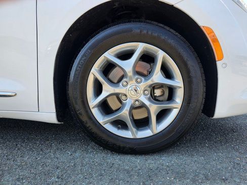 Used 2017 Chrysler Pacifica Limited FWD image 9
