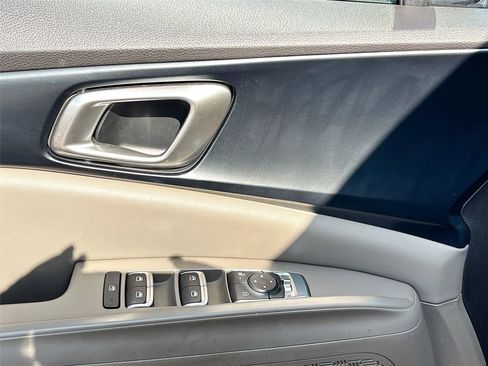 Used 2025 Kia Carnival FWD image 18