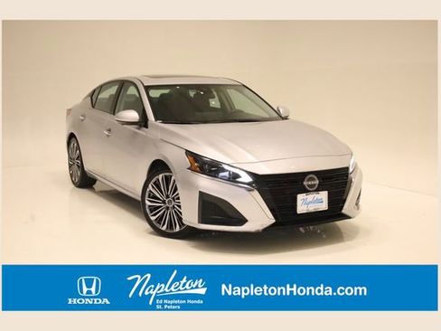 Used 2023 Nissan Altima 2.5 SL FWD image 1