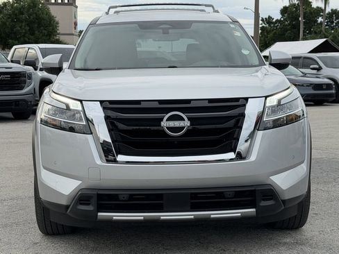Used 2024 Nissan Pathfinder Platinum FWD image 3