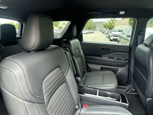 Used 2023 Nissan Pathfinder SV AWD/4WD image 15