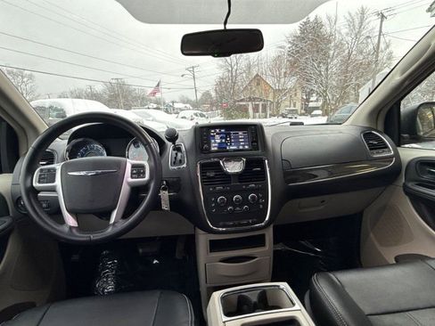 Used 2015 Chrysler Town & Country LX image 20