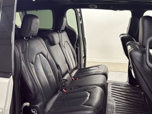 Used 2020 Chrysler Pacifica Touring-L image 18