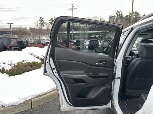 Used 2022 GMC Acadia AT4 w/ Technology Package image 27