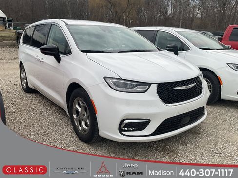 Used 2024 Chrysler Pacifica Limited image 1