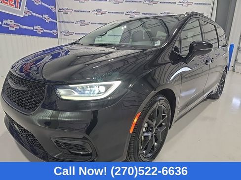 Used 2025 Chrysler Pacifica Limited image 3