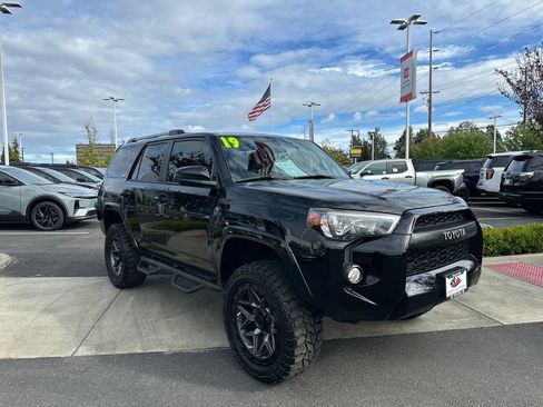 Used 2019 Toyota 4Runner SR5 AWD/4WD image 7