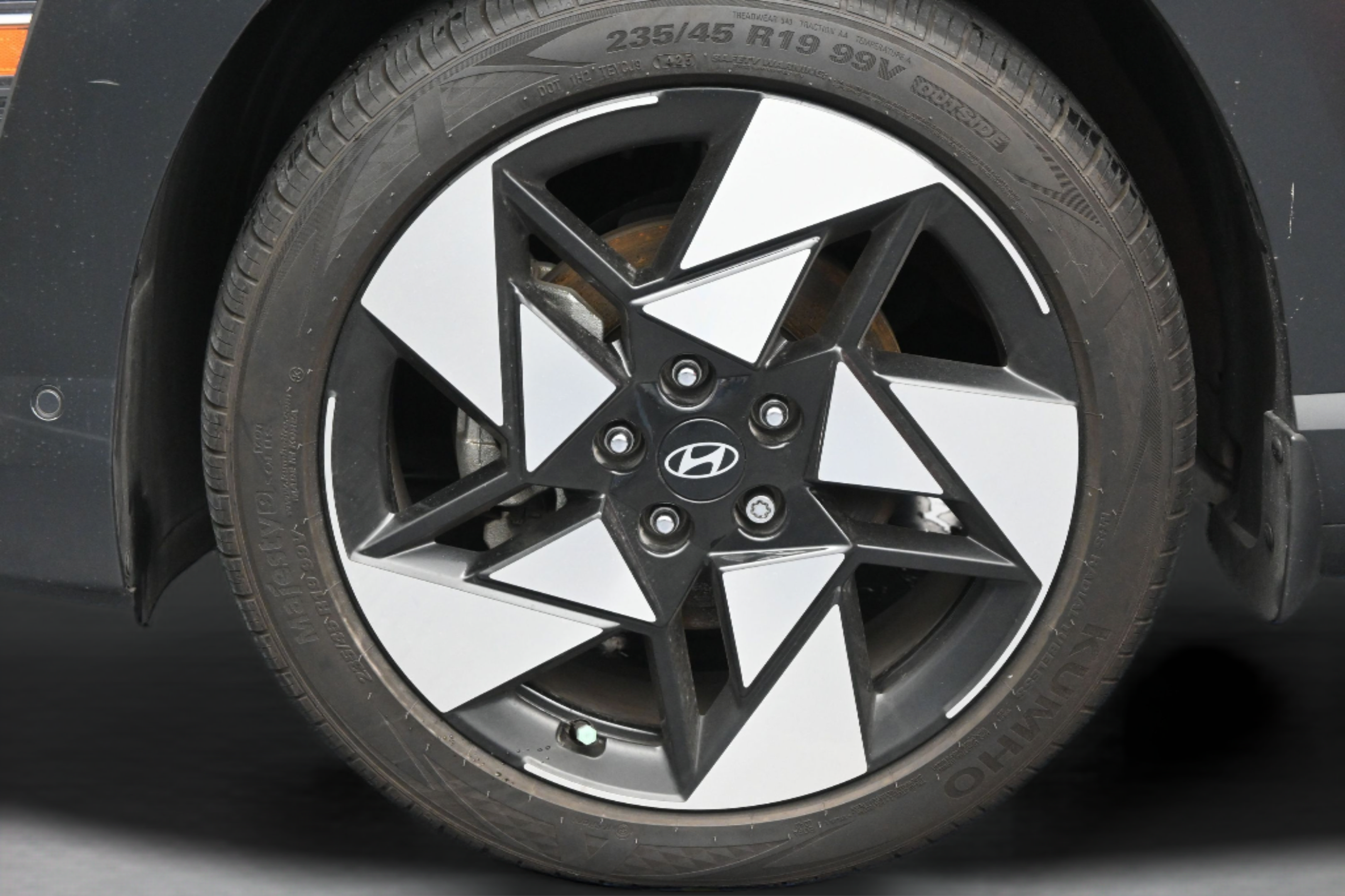 Used 2024 Hyundai Kona Limited FWD image 10