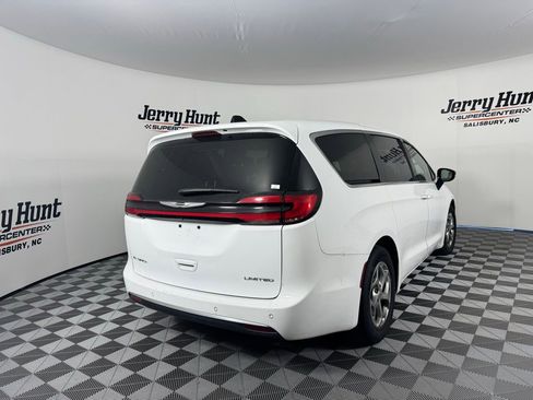 Used 2024 Chrysler Pacifica Limited image 9