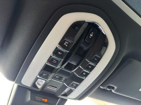Used 2025 Porsche Macan AWD/4WD image 33