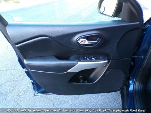 Used 2018 Jeep Cherokee Latitude Plus FWD image 12