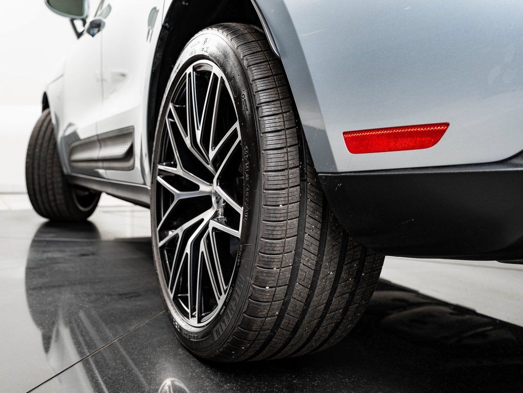 Certified 2025 Porsche Macan AWD/4WD image 49