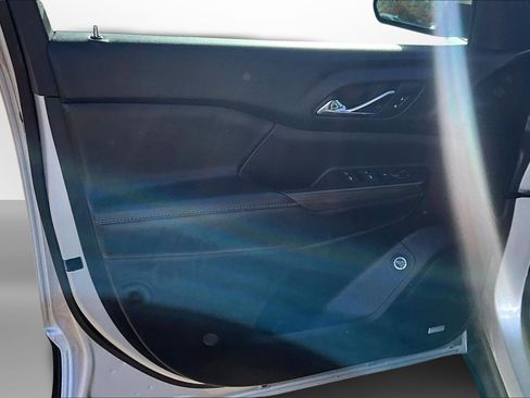 Used 2018 GMC Acadia SLT image 26