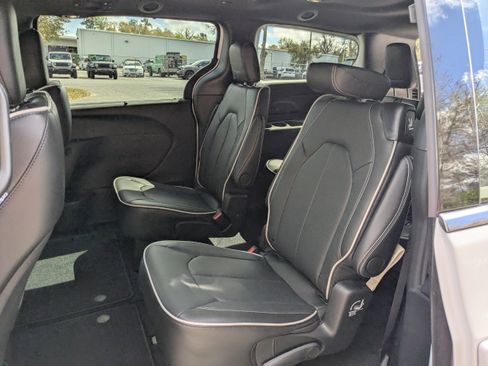 New 2026 Chrysler Pacifica Limited image 13