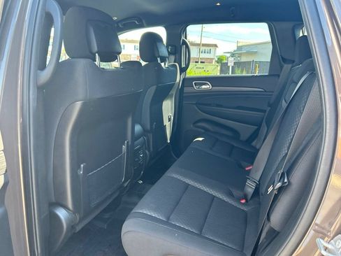 Used 2021 Jeep Grand Cherokee Laredo AWD/4WD image 29