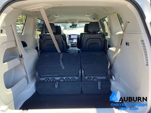 Used 2024 Chrysler Pacifica Touring-L FWD image 11