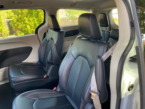 Used 2024 Chrysler Pacifica Limited FWD image 28