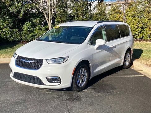 Used 2022 Chrysler Pacifica Touring-L image 3