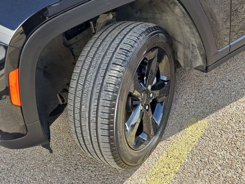 Used 2024 Jeep Grand Cherokee Limited w/ Black Appearance Package image 31