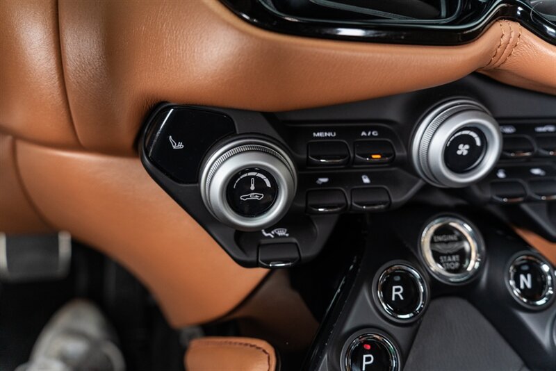 Used 2020 Aston Martin V8 Vantage Coupe RWD image 91