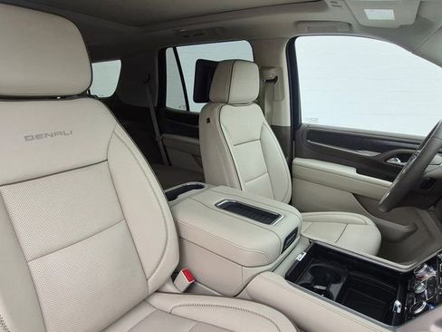 Used 2024 GMC Yukon Denali w/ Advanced Technology Package AWD/4WD image 4