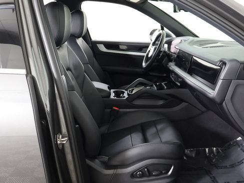 Used 2024 Porsche Cayenne AWD/4WD image 36
