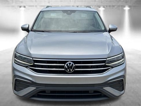 Used 2023 Volkswagen Tiguan SE w/ Panoramic Sunroof Package FWD image 9