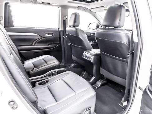 Used 2019 Toyota Highlander XLE AWD/4WD image 33