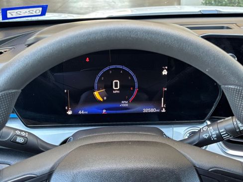 Used 2025 Chevrolet Trax LT FWD image 40