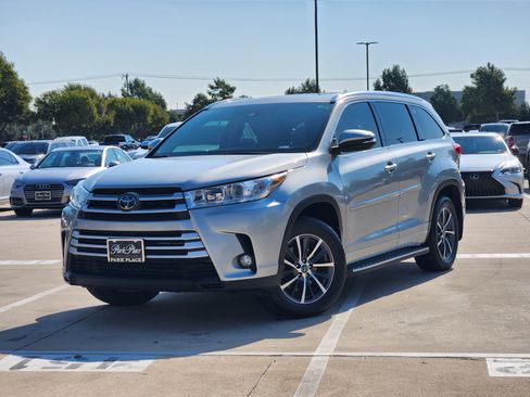 Used 2017 Toyota Highlander XLE AWD/4WD image 1