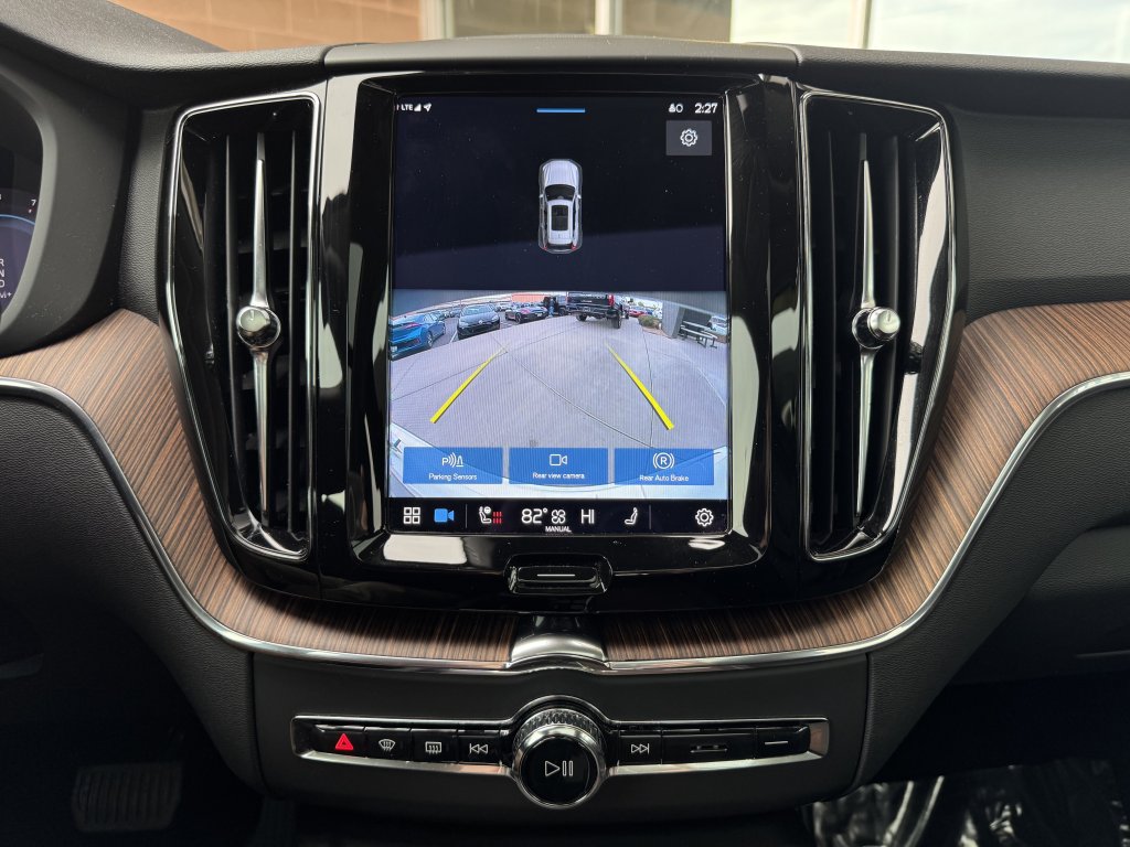 Used 2022 Volvo XC60 B5 Momentum w/ Climate Package AWD/4WD image 19