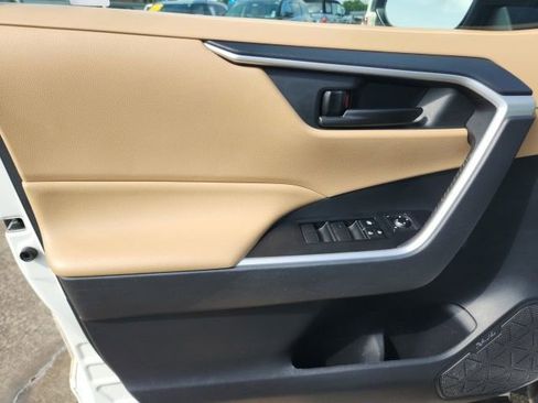 Used 2019 Toyota RAV4 LE FWD image 22