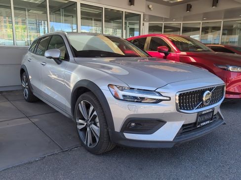 Used 2025 Volvo V60 B5 Cross Country Plus AWD/4WD image 1