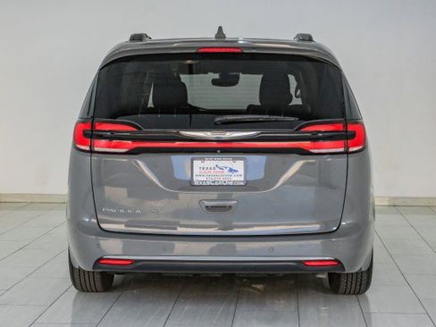Used 2022 Chrysler Pacifica Touring-L image 7
