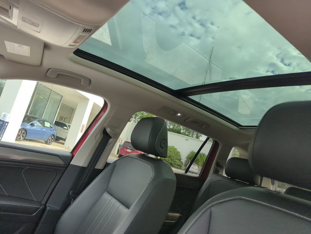 Used 2023 Volkswagen Tiguan SE w/ Panoramic Sunroof Package FWD image 27