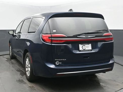 Used 2025 Chrysler Pacifica Select FWD image 4