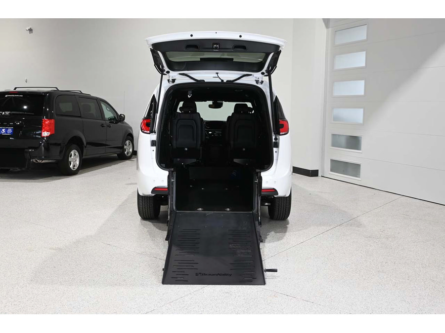 Used 2025 Chrysler Pacifica Select FWD image 18