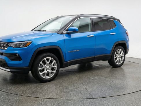 Used 2025 Jeep Compass Limited AWD/4WD image 3