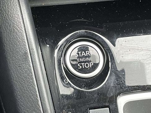 Used 2025 Nissan Versa SR w/ Trunk Package image 28