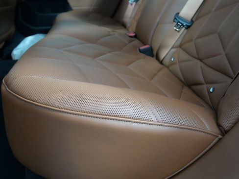 Used 2025 BMW 760i xDrive w/ Executive Package image 17