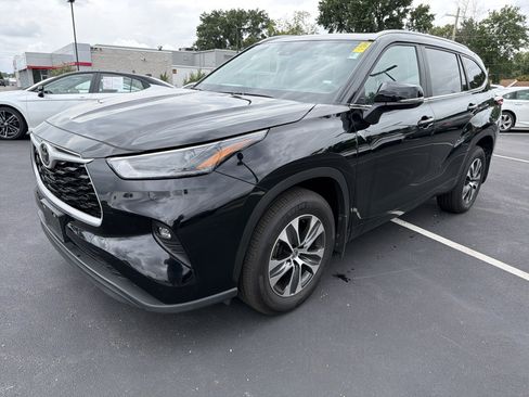 Used 2026 Toyota Highlander XLE AWD/4WD image 2