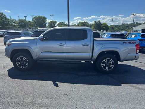 Used 2018 Toyota Tacoma TRD Sport AWD/4WD image 6
