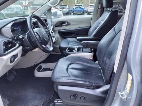 Used 2020 Chrysler Pacifica Touring-L FWD image 8